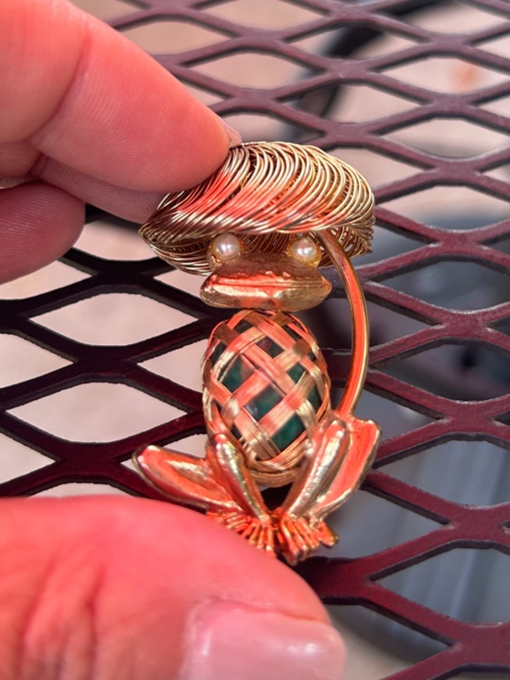 Gold Plated Tone Vintage Frog Brooch Pin with Green Jade Stone Accent